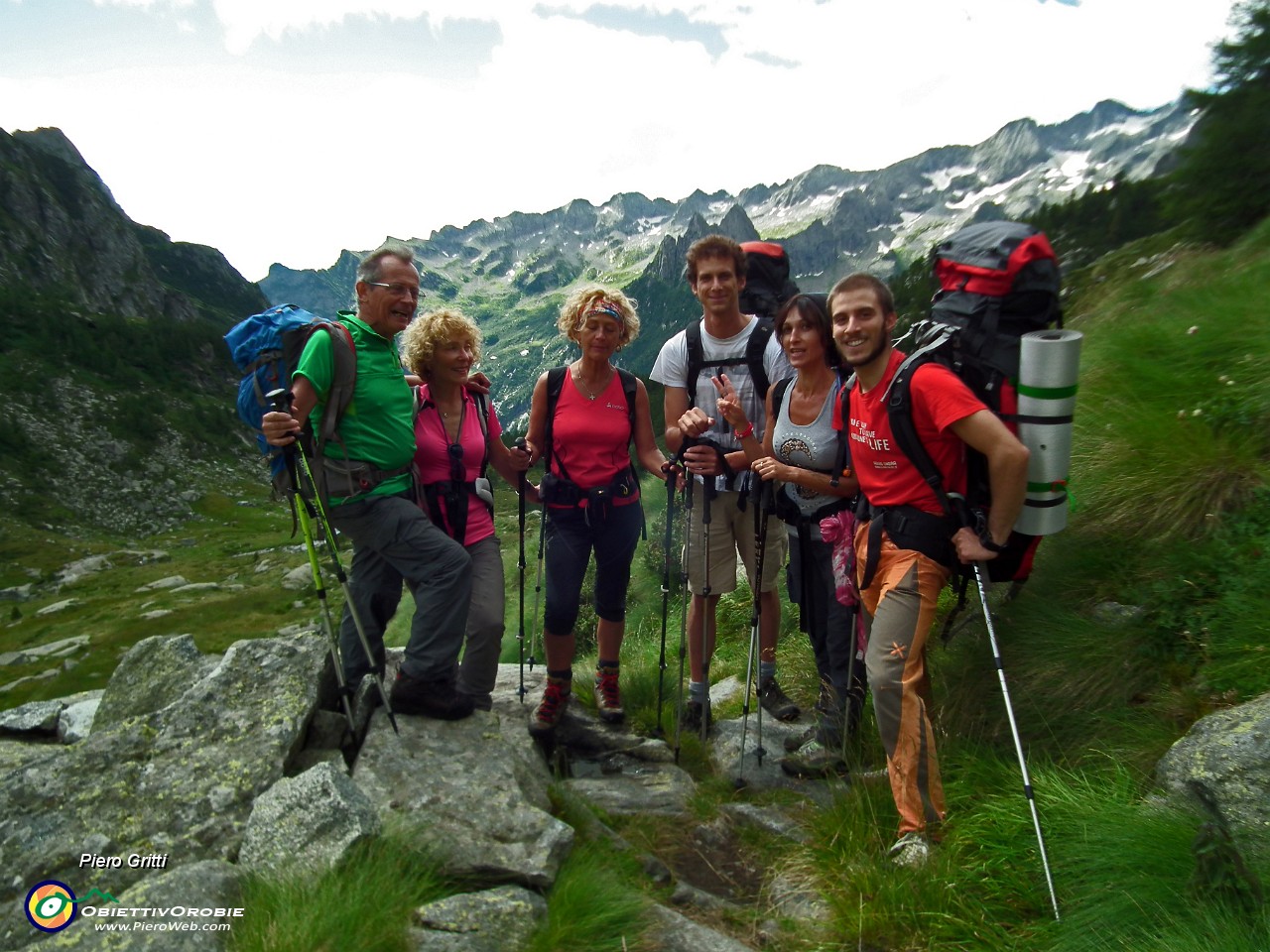 32 Salgono con noi amici alpinisti.JPG